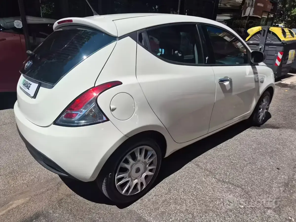 Usata Lancia Ypsilon 69 CV (50 kW) 2012 Bianco Utilitaria