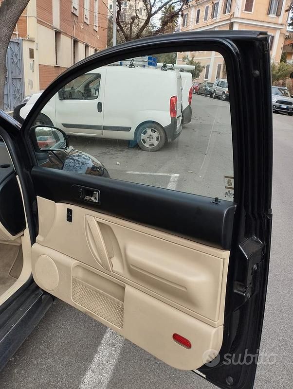 Usata VW New Beetle 116 CV (85 kW) 1998 Nero Utilitaria