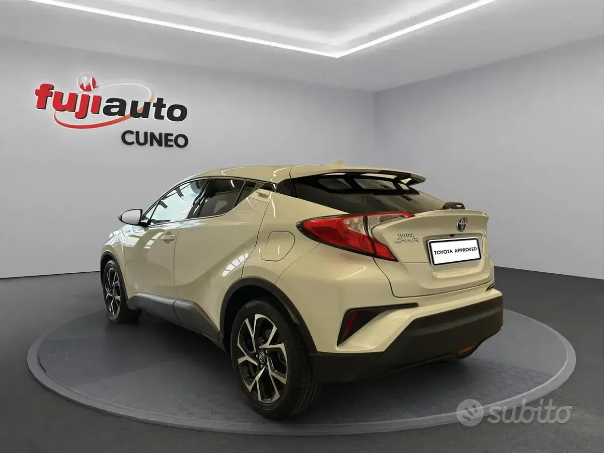 Usata Toyota C-HR Trend 122 CV (89 kW) 2019 Pearl white SUV