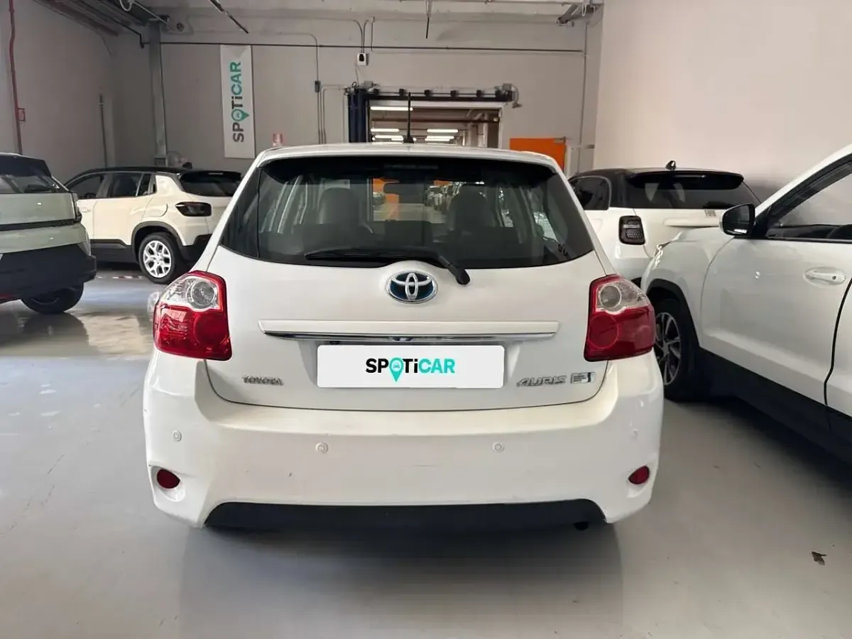 Usata Toyota Auris Hybrid Executive 136 CV (100 kW) 2011 Bianco Berlina
