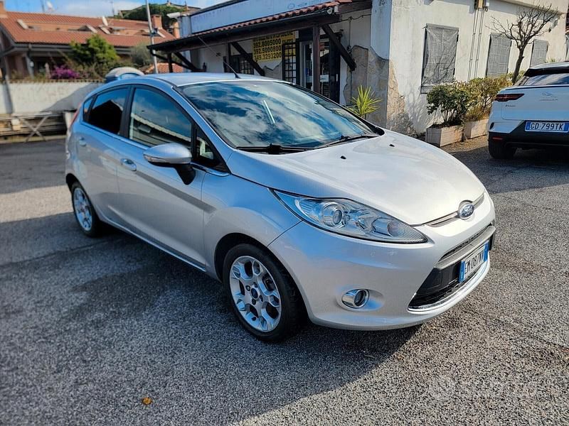 Usata Ford Fiesta 92 CV (67 kW) 2012 Grigio Utilitaria