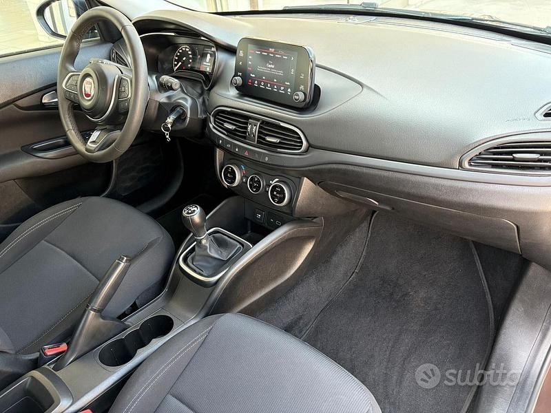 Usata Fiat Tipo City Life 99 CV (72 kW) 2022 Marrone Berlina