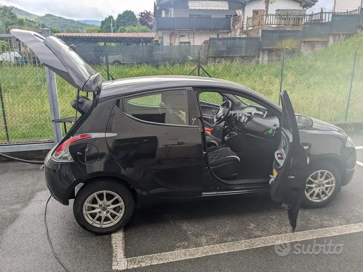Usata Lancia Ypsilon 69 CV (50 kW) 2016 Nero Utilitaria