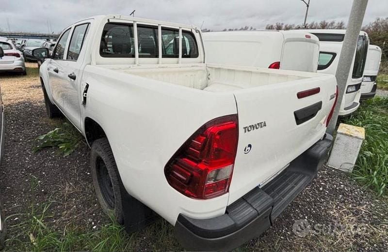 Second-hand Toyota HiLux Comfort 150 CP (110 kW) 2021 Alb Pickup