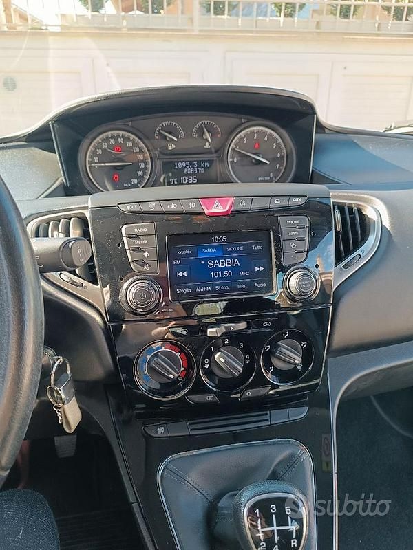 Usata Lancia Ypsilon 69 CV (50 kW) 2018 Nero Utilitaria