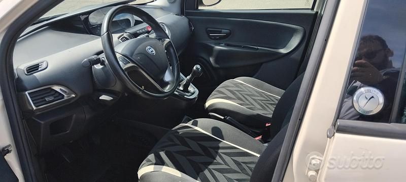 Usata Lancia Ypsilon 95 CV (69 kW) 2015 Bianco Utilitaria