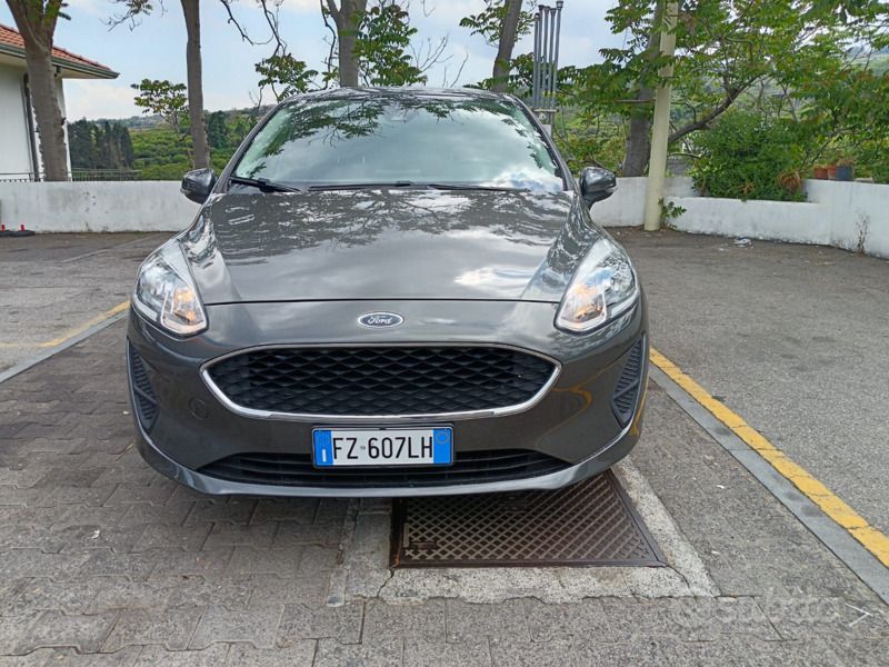 Usado Ford Fiesta 75 HP (55 kW) 2019 Cinzento Citadino