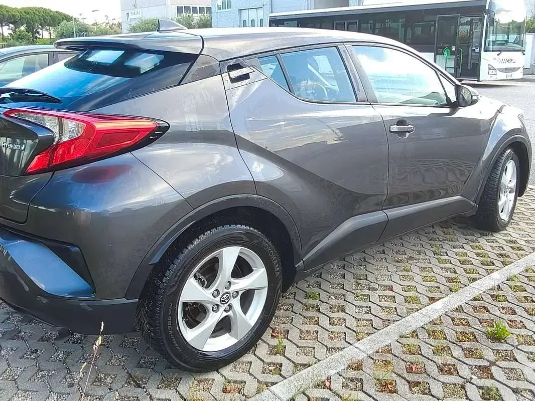 Usata Toyota C-HR Active 98 CV (72 kW) 2018 Grigio SUV