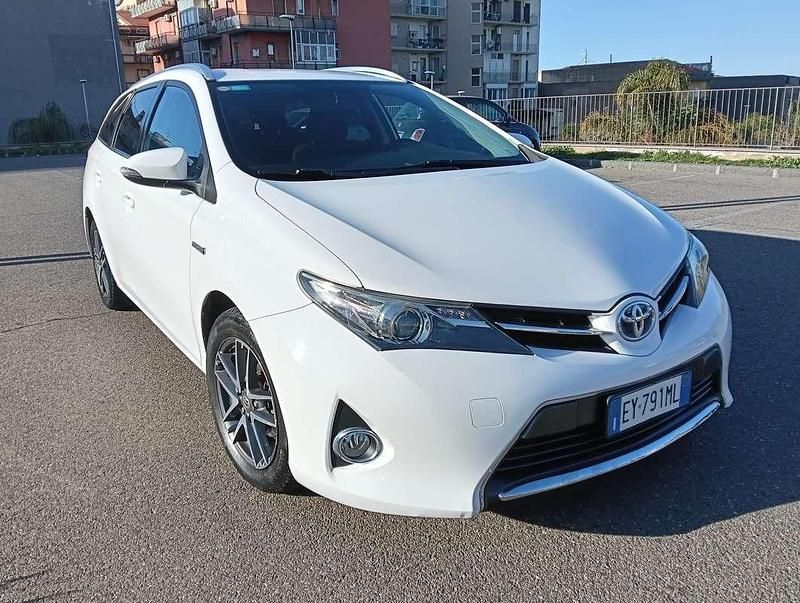 Bianco Usata 2015 Toyota Auris Hybrid Station wagon | 8500 € - Immagine 1/4