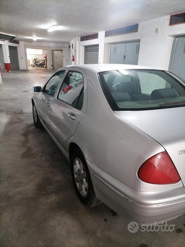 Grigio Usata 2001 Lancia Lybra Tre volumi | 2000 € (Buon prezzo) - Immagine 1/4