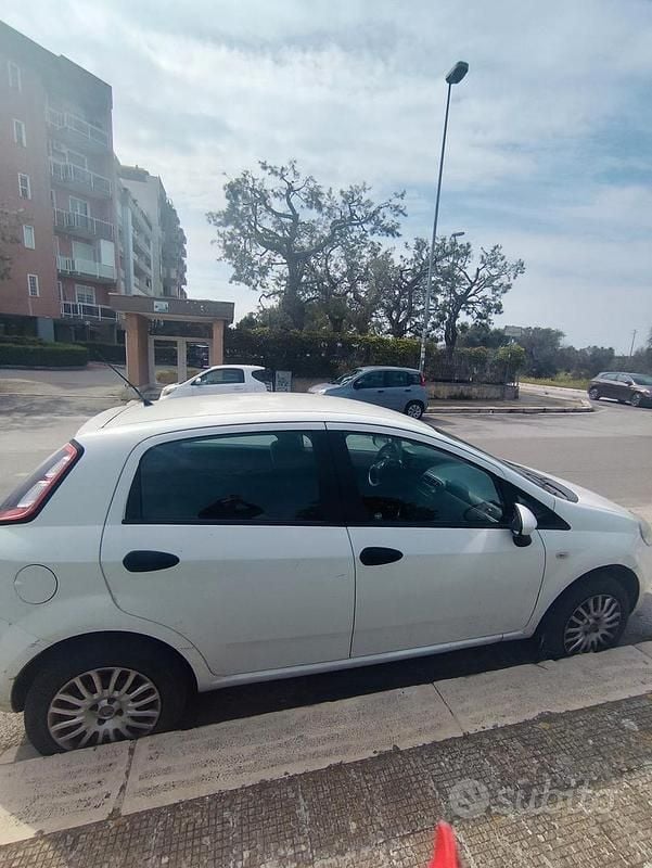 Usata Fiat Punto Pop 77 CV (56 kW) 2012 Bianco Utilitaria
