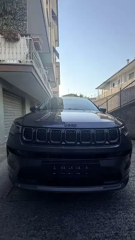 Usata Jeep Compass 241 CV (177 kW) 2023 Grigio SUV