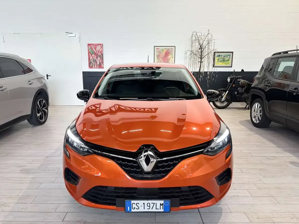 Usata Renault Clio V Equilibre 67 CV (49 kW) 2023 Orange valencia (metallizzato) Utilitaria
