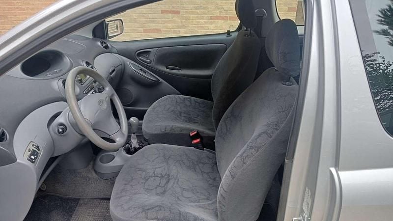 Usata Toyota Yaris 68 CV (50 kW) 2002 Argento Berlina