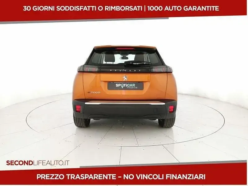 Usata Peugeot e-2008 Active 100 kW (136 CV) 2021 Argento SUV