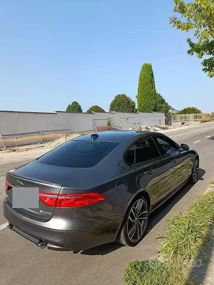 Usata Jaguar XF R-Sport 240 CV (176 kW) 2017 Grigio Berlina