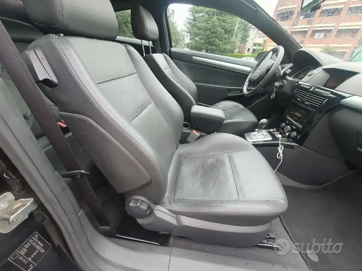 Usata Opel Astra GTC 101 CV (74 kW) 2009 Nero Berlina
