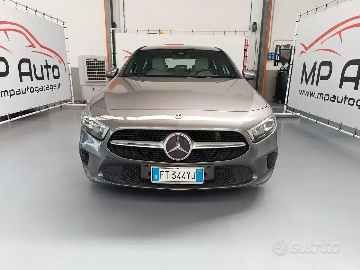 Usata Mercedes A180 Premium 116 CV (85 kW) 2019 Grigio Berlina