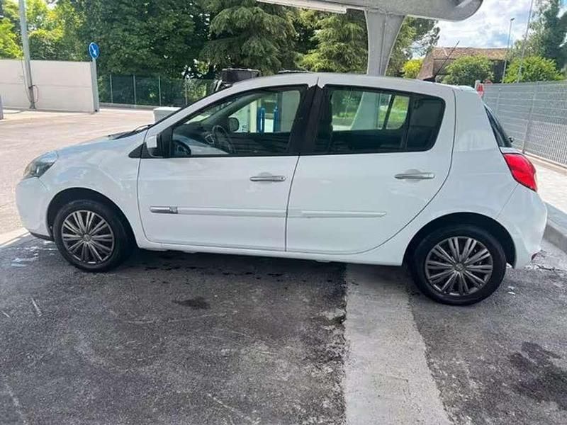 Bianco Usata 2010 Renault Clio II Luxe Tre volumi | 2600 € (Ottimo prezzo) - Immagine 1/4