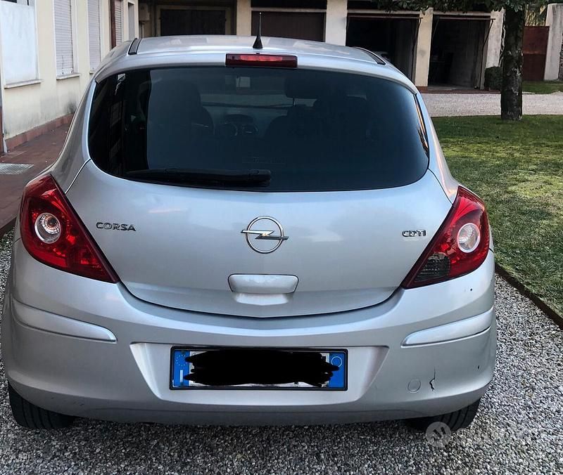 Usata Opel Corsa 90 CV (66 kW) 2010 Utilitaria