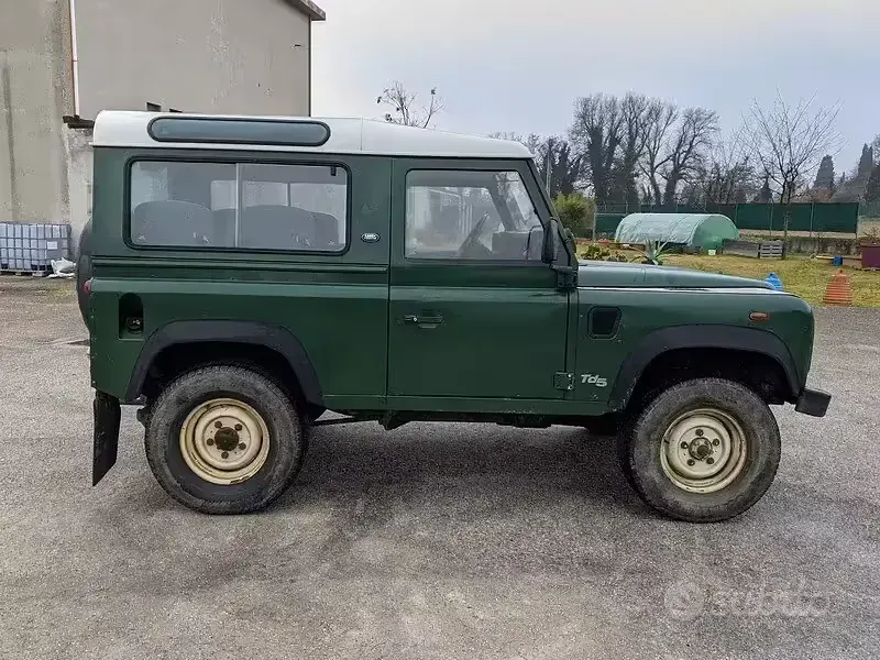 Usata Land Rover Defender 122 CV (89 kW) 2000 Verde SUV