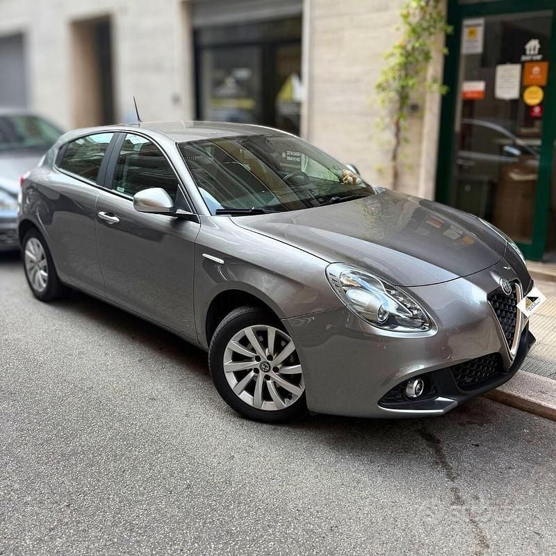 Grigio Usata 2017 Alfa Romeo Giulietta Super Tre volumi | 7950 € (Super prezzo) - Immagine 1/4