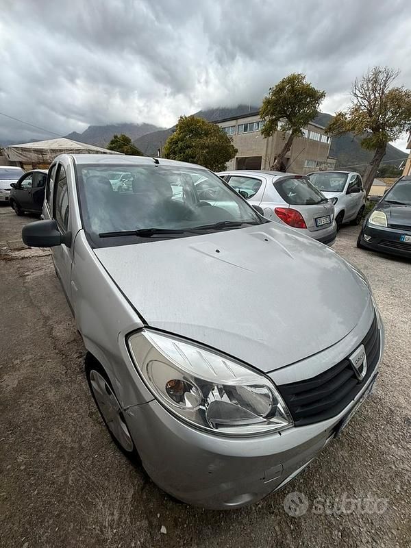 Usata 2011 Dacia Sandero Tre volumi | 3700 € - Immagine 1/4