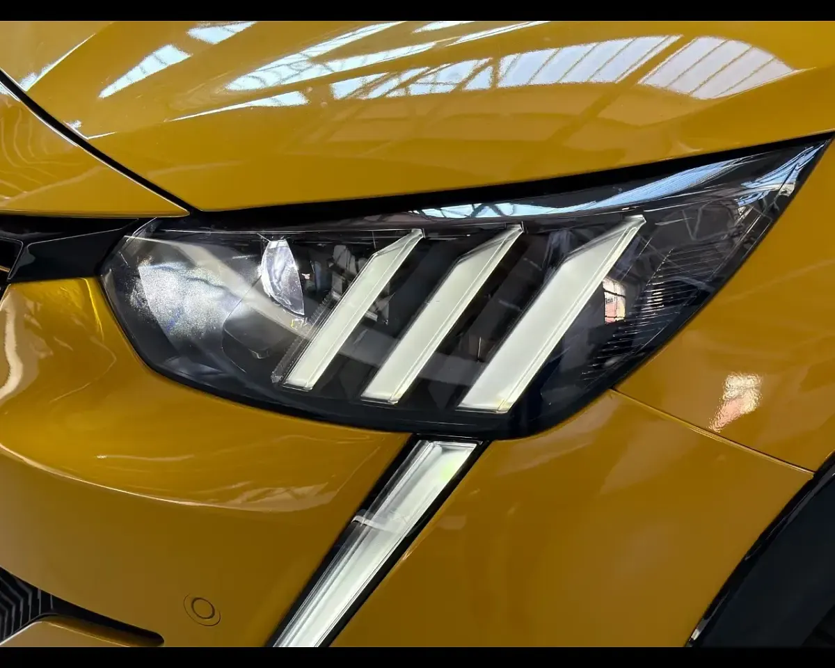 Usata Peugeot 208 Active 101 CV (74 kW) 2023 Arancione Utilitaria