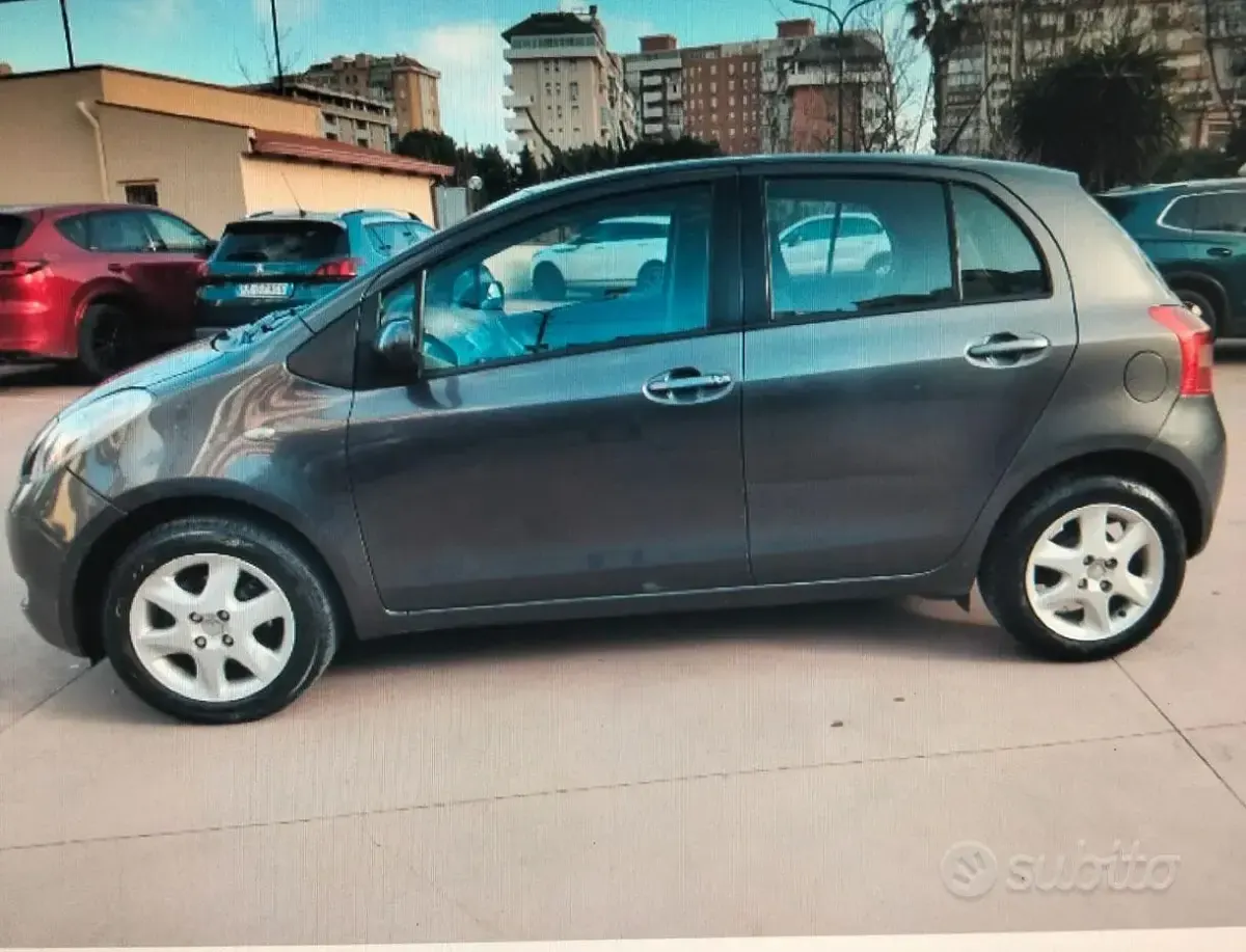 Usata Toyota Yaris 69 CV (50 kW) 2009 Grigio Utilitaria
