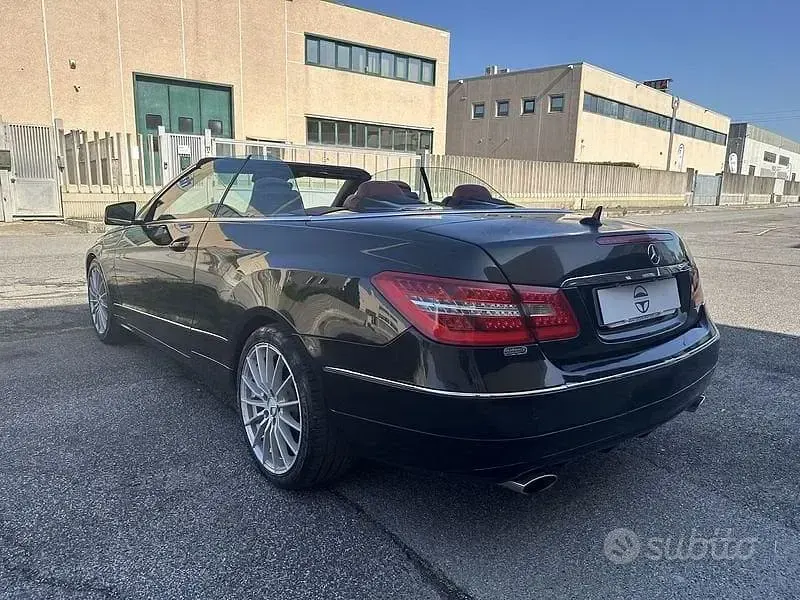 Usata Mercedes E250 Premium 204 CV (150 kW) 2010 Nero Cabrio