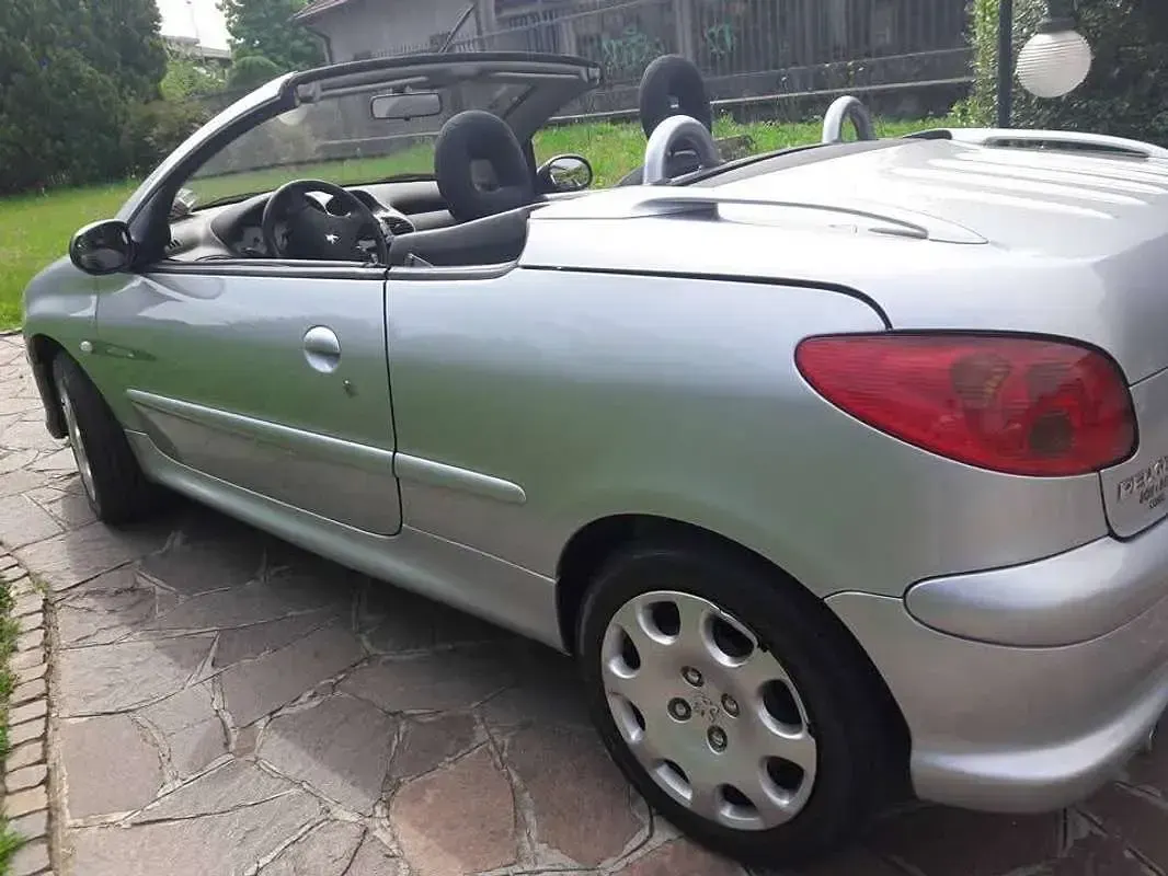 Usata Peugeot 206 CC 109 CV (80 kW) 2004 Argento Cabrio