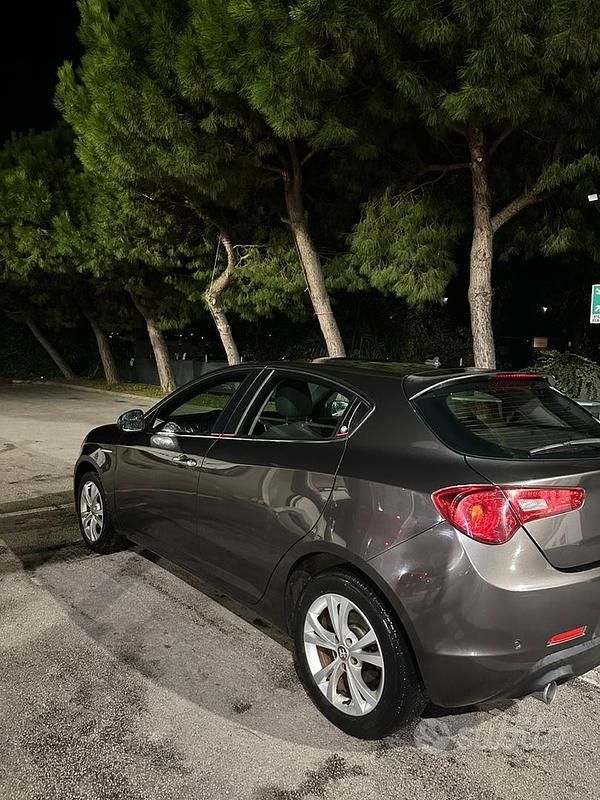 Grigio Usata 2013 Alfa Romeo Giulietta Exclusive Due volumi | 5000 € (Ottimo prezzo) - Immagine 1/4