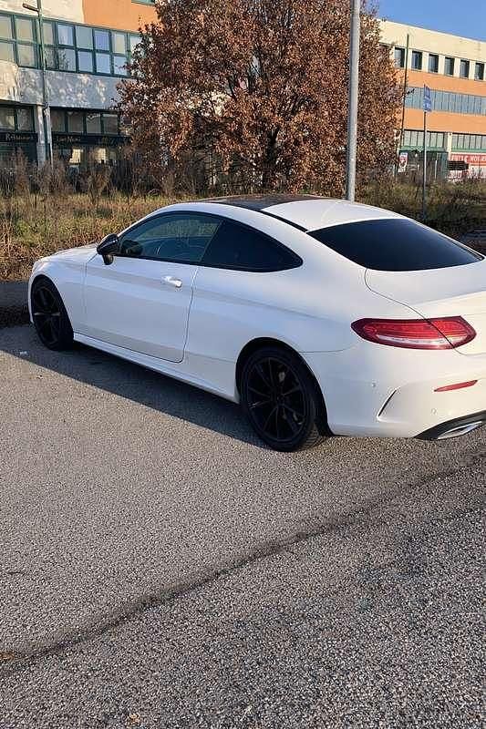 Usata Mercedes C220 AMG line 170 CV (125 kW) 2017 Bianco Coupé
