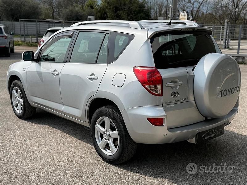 Usata Toyota RAV4 Sol 136 CV (100 kW) 2007 Grigio SUV
