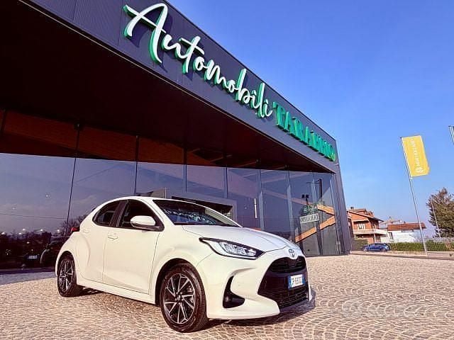 Bianco Usata 2023 Toyota Yaris Tre volumi | 14.500 € (Ottimo prezzo) - Immagine 1/4
