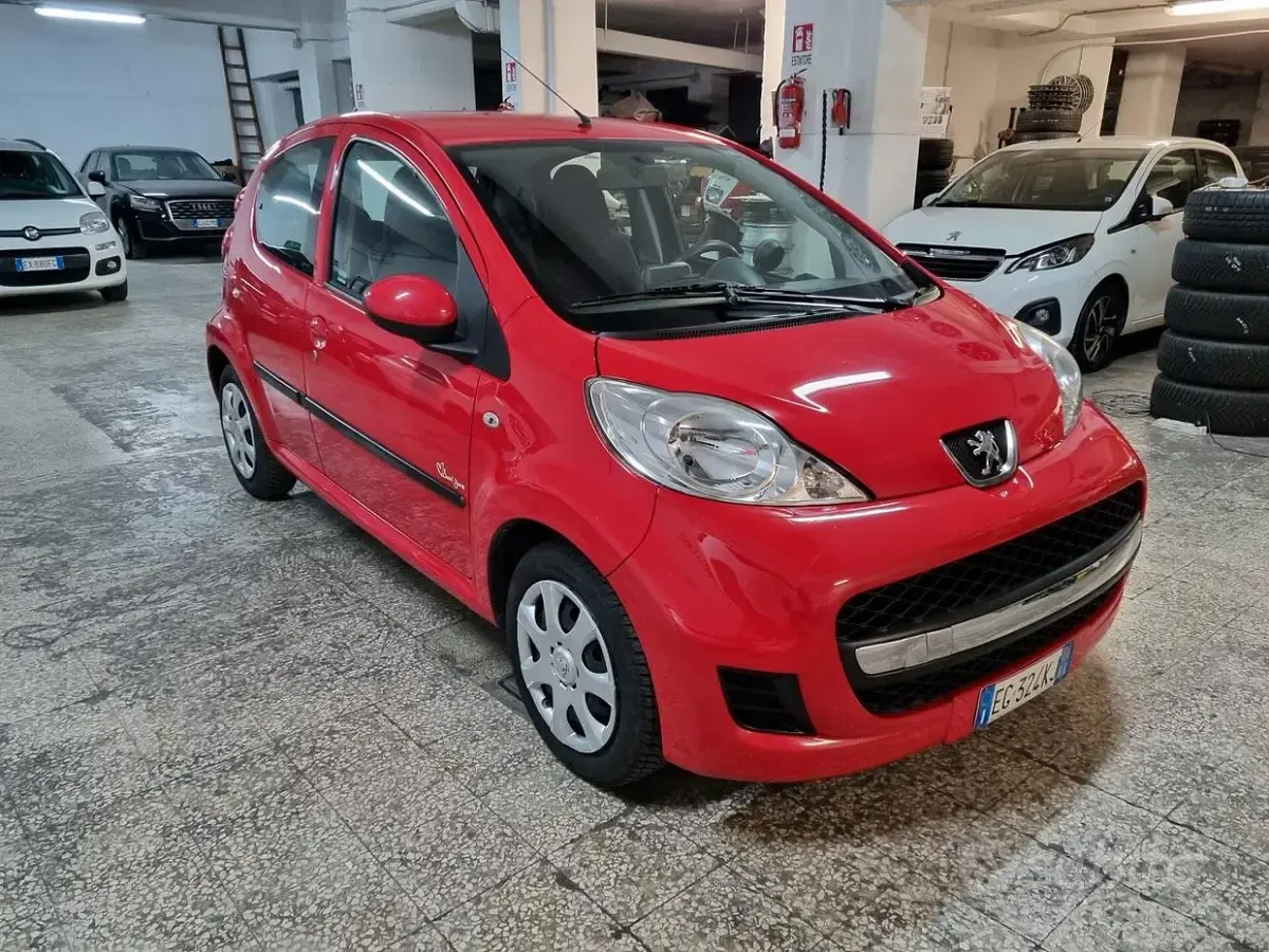 Usata Peugeot 107 68 CV (50 kW) 2011 Rosso Utilitaria