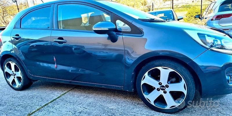 Usata Kia Rio Active 75 CV (55 kW) 2014 Grigio Berlina