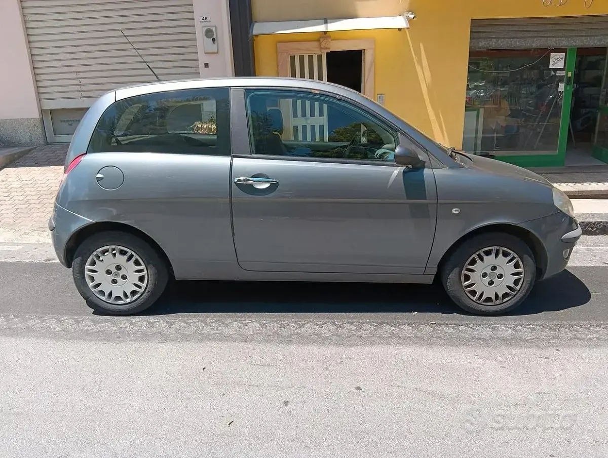 Usata Lancia Ypsilon 80 CV (58 kW) 2004 Grigio Utilitaria