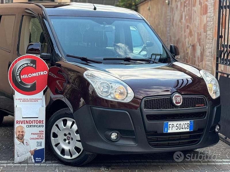 Usado Fiat Doblò Emotion 135 HP (99 kW) 2012 Vermelho Monovolume