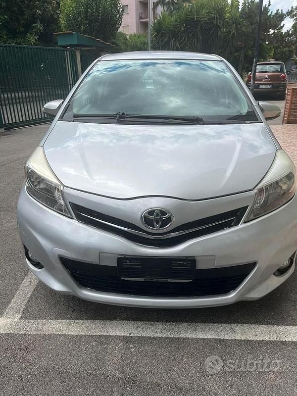 Usata Toyota Yaris 69 CV (50 kW) 2013 Grigio Utilitaria