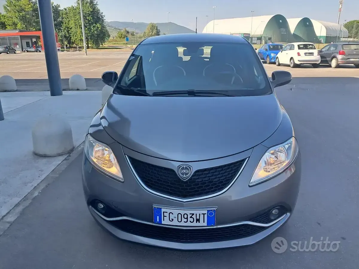 Usata Lancia Ypsilon Platinum 69 CV (50 kW) 2017 Grigio Utilitaria