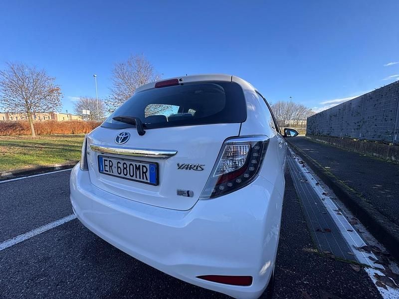 Usata Toyota Yaris Hybrid Active 75 CV (55 kW) 2014 Bianco Berlina