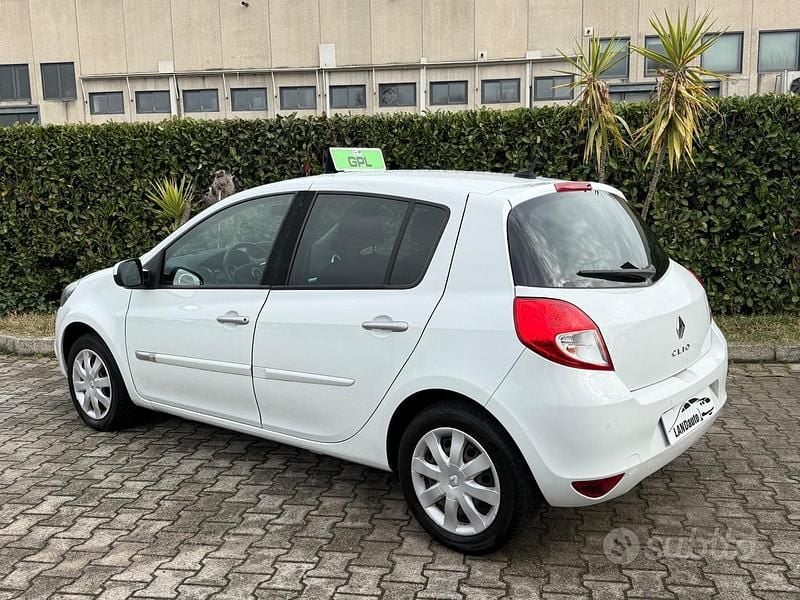Usata Renault Clio II 75 CV (55 kW) 2010 Bianco Utilitaria