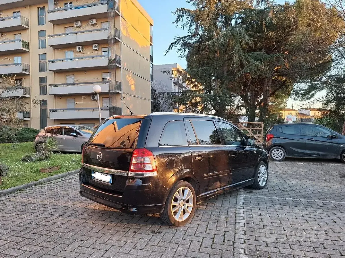 Usata Opel Zafira 125 CV (91 kW) 2011 Nero Monovolume