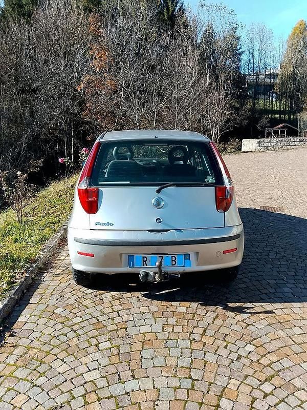Usata Fiat Punto Active 60 CV (44 kW) 2005 Argento Berlina