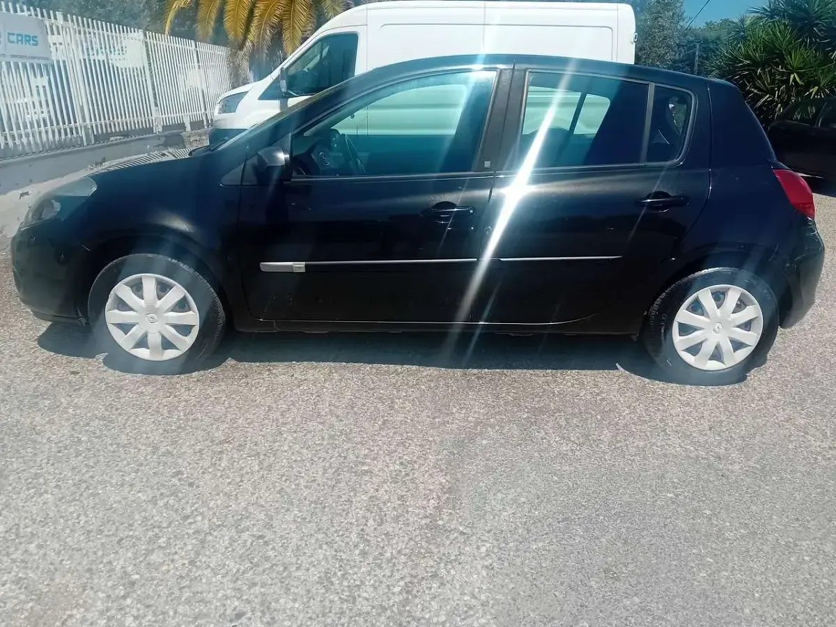 Usata Renault Clio III 75 CV (55 kW) 2010 Nero Berlina