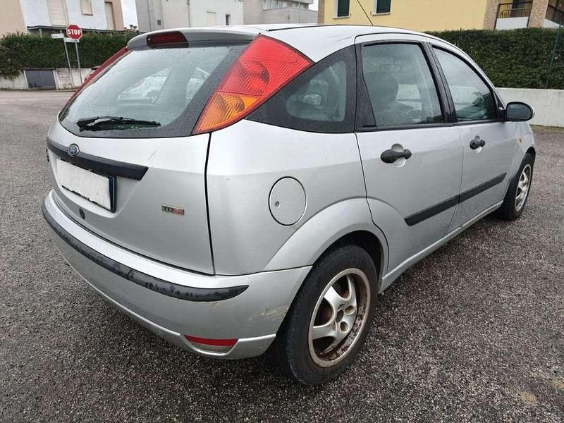 Usata Ford Focus 116 CV (85 kW) 2002 Argento Berlina