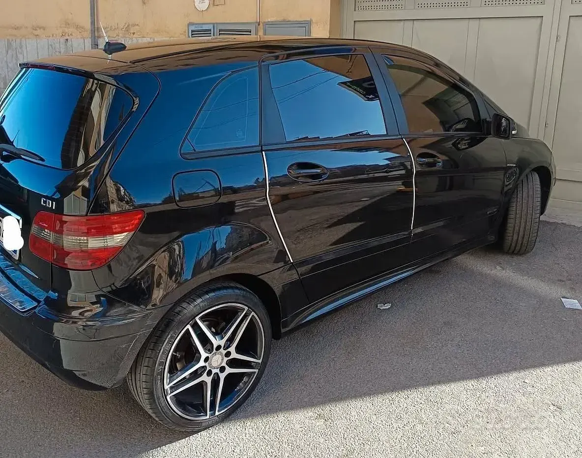 Usata Mercedes B180 109 CV (80 kW) 2010 Nero Monovolume