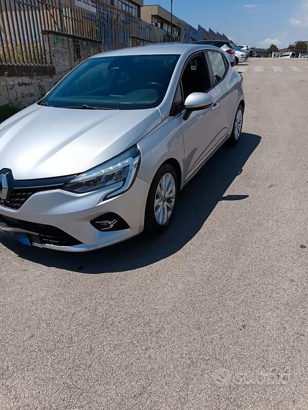 Grigio Usata 2020 Renault Clio V Tre volumi | 11.500 € (Buon prezzo) - Immagine 1/4