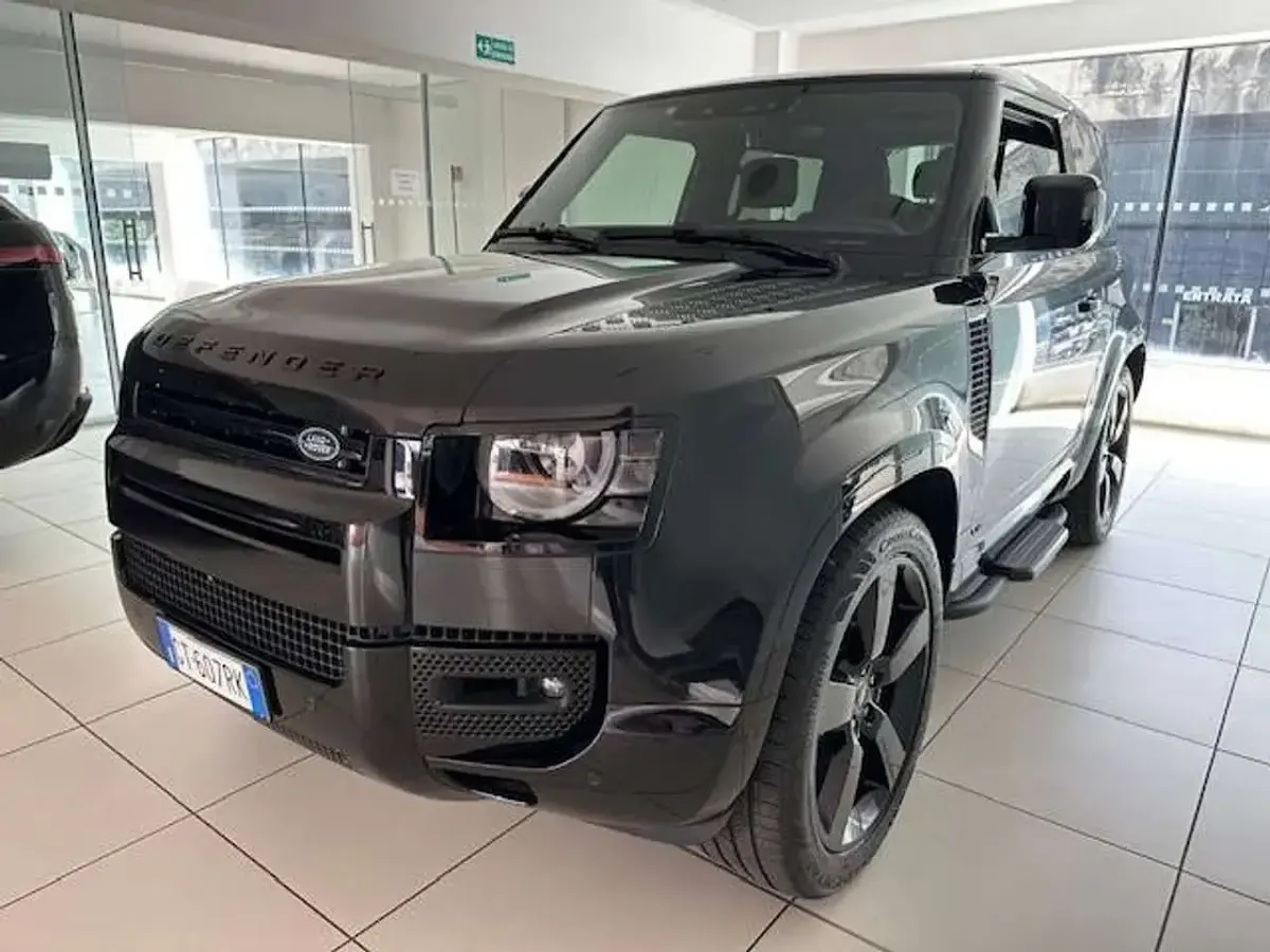 Usata Land Rover Defender 525 CV (386 kW) 2024 Santorni black SUV